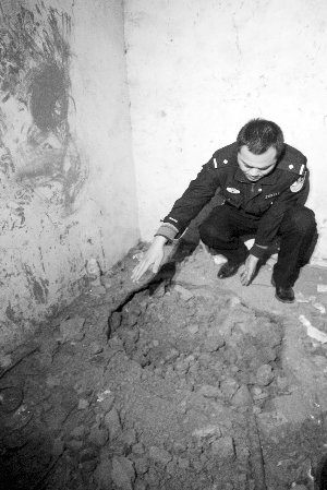 村民家中挖地道盗古墓 避孕套装炸药爆破(图)