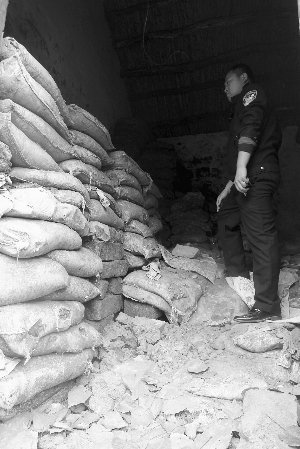 村民家中挖地道盗古墓 避孕套装炸药爆破(图)