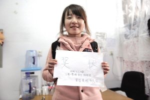 公交女司机被扎七刀无人理 90后善心女孩救其命