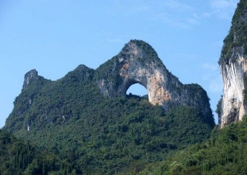 月亮山位于贵州省黔东南苗族侗族自治州和黔南苗族布依族自治州两地