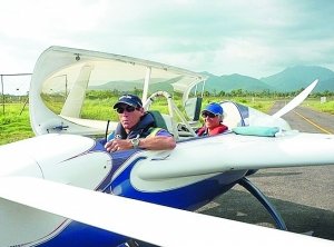 英夫妇自制一架小型飞机 并完成了环球航行