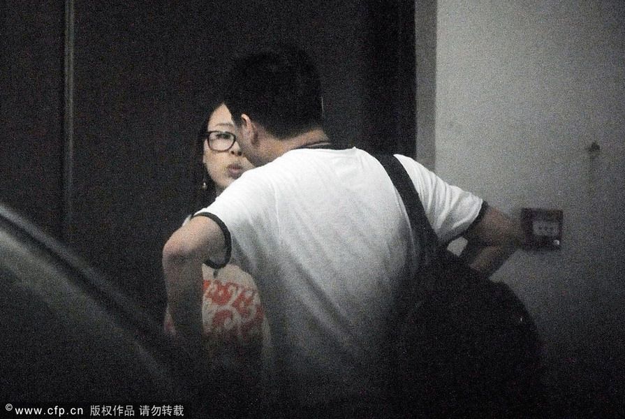 其实这已经不是这个女孩第一次出现在人们视野中了,早在今年6月初丁俊晖回国时,就是该女子去机场接机。但当时记者致电丁俊晖的经纪人时,对方表示那个女孩并非丁俊晖的女朋友,而是他们公司的工作人员。丁俊晖与女友交谈