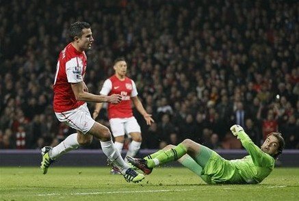 英超-阿森纳补时逆转2-1 范佩西建功铁卫绝杀