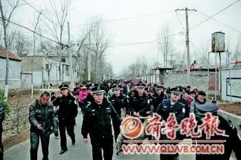 山东警方击毙一只狼 当地曾频发疑似狼伤人事件