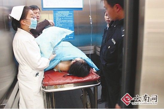 民警将受伤女孩送进医院。