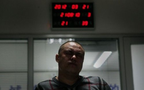 涉案嫌疑人接受公安人员审问。