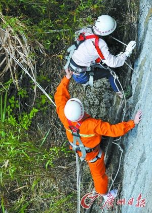 女子赏花遇山风被吹落百米悬崖