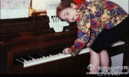 LadyGaga小时候弹钢琴
