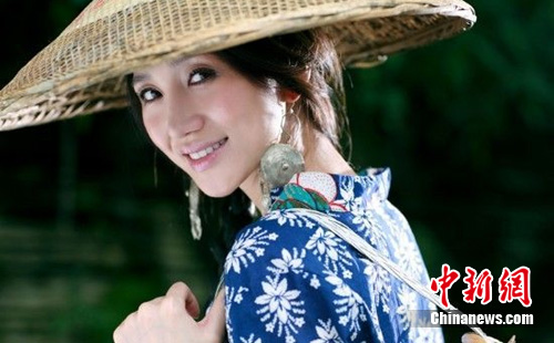 阿朵新歌明首发图文书“烟雨凤凰”曝感情史(图)