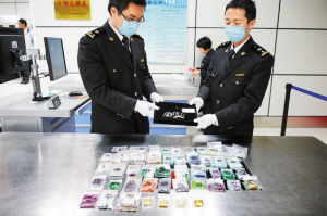 被查获金块和宝石。深圳晚报记者 王在兴 摄