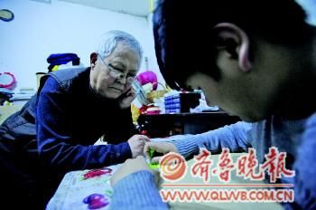 四人在高速路施救被警车撞伤 见义勇为被忽略