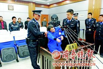 ◤法官宣判时,董某瘫倒,被身边法警扶住。本报记者 王超 摄