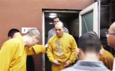 前天下午,两位身着海青的男子进法源寺拍照,被寺内僧人和学生从厕所里请出,此时,两人已将海青换成便装。法源寺僧人 玄宗 摄