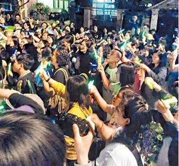 凤飞飞特展吸引9万人 300名歌迷痴守不肯走