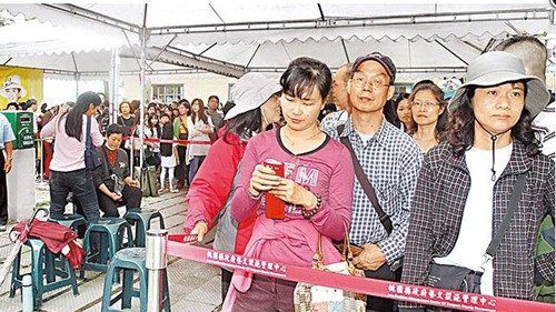 昨天适逢特展最后一天,吸引大批参观民众。图片来源:台湾《苹果日报》