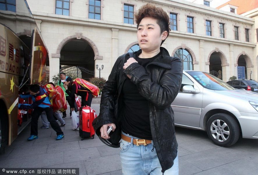 2012年4月11日,国家羽毛球队乘坐高铁抵达青岛备战亚洲杯。林丹身着一身迷彩服低调亮相,而于洋则手拿iphone腰系爱马仕高调亮相。图为于洋手拿iphone腰系爱马仕。