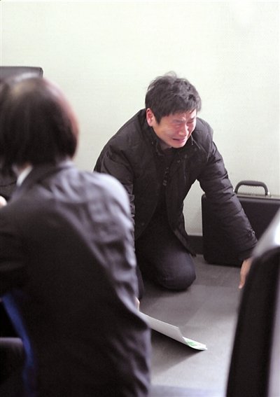 20岁搬运工因琐事砍死母子 面带笑容庭上求死