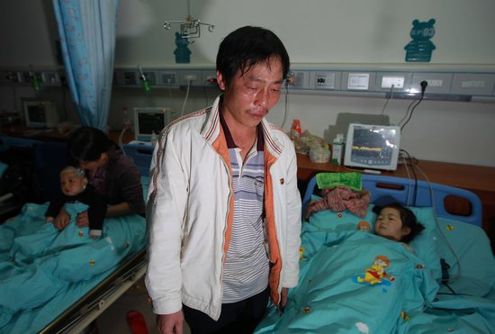 留守妈妈带3孩子自杀续:两女孩已现肾功能衰竭