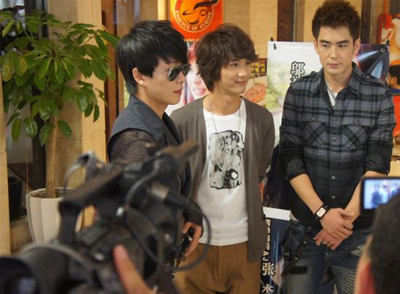 AJ张杰胡灵携邬祯琳成都时尚Show 人气爆棚