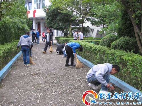 雷山:洒扫校园,喜迎党的十八大(图)