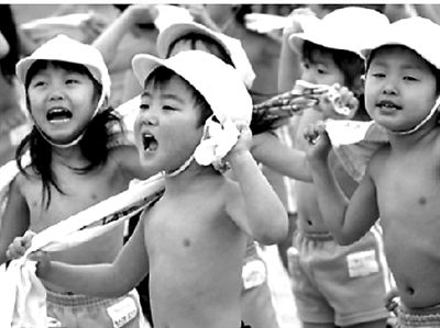 2008年1月21日,在日本东京的一家幼儿园,小朋友们在操场上用干毛巾摩擦身体。这家幼儿园的400多名小朋友每天都会以这种方式在寒冬里锻炼身体,以增强抗寒能力。