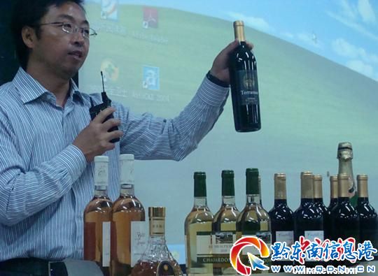 图为:杨勇介绍每一瓶洋酒。(杨勇提供/摄)