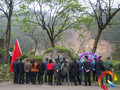 黄平县党群四部门组织党员缅怀先烈重走红军路
