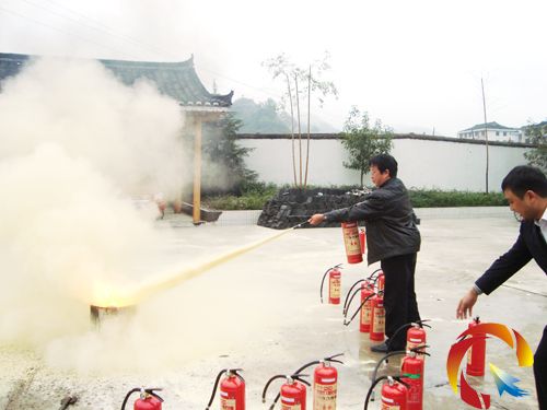 雷山民中开展教师消防器材使用培训 - 黔东南县