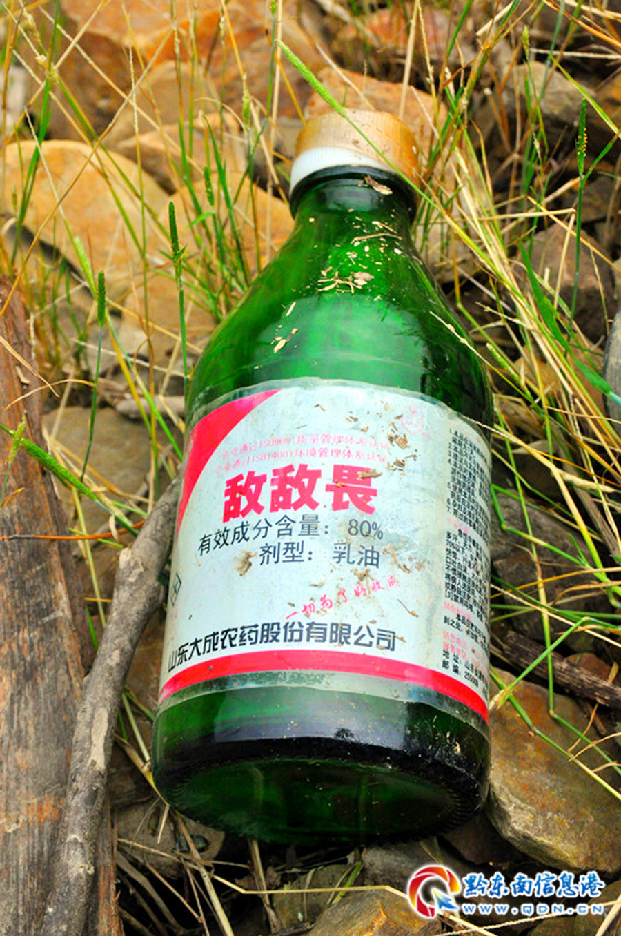 凯里城市主要供水点现"敌敌畏"瓶子 里禾水库白色垃圾