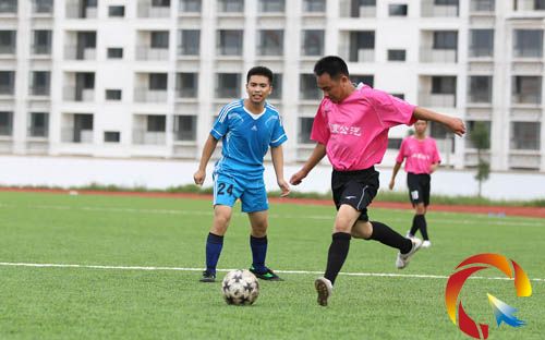 交通安全杯足球赛:社联队13比0狂胜加速度 -