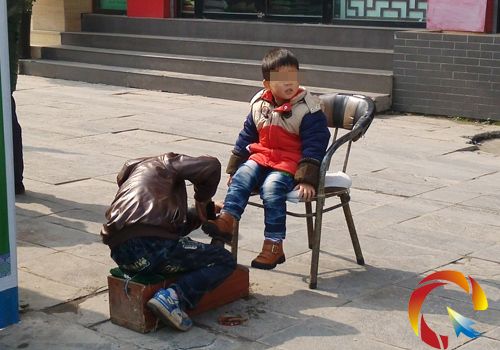 仔细的擦鞋