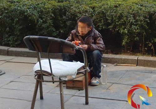 空闲的时候玩着手上的玩具