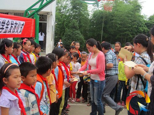 光辉助学圆贫困山区孩子读书梦(图) - 黔东南