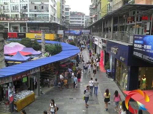 中博步行街游客众多近日,有市民在网上发帖称,凯里中博星光灿烂厕所