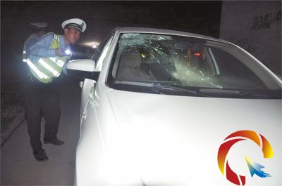 警方在检查肇事车辆