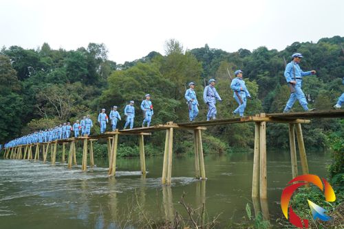 走进黎平革命老区,并穿上红军的衣服,重走长征路