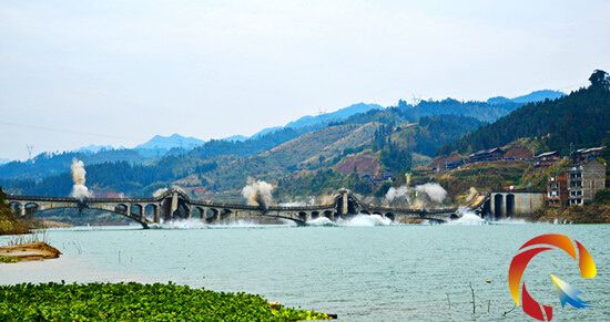 天柱白市水电站最后一座跨江大桥成功爆破拆除