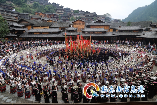 又是贵州省雷山县西江苗寨苗族同胞一年一度的民族传统节日"苗年节"