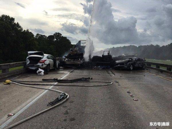 惨烈！美高速公路发生恐怖连环撞车祸，引发大火酿4死13伤！