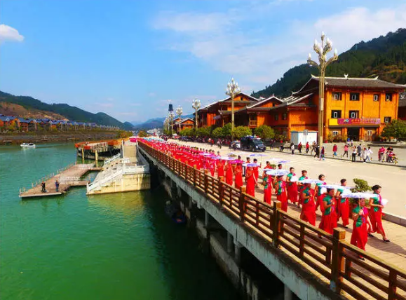 3月10日,千名女同胞身着旗袍行走在剑河县县城清江湖畔步行栈道上图片