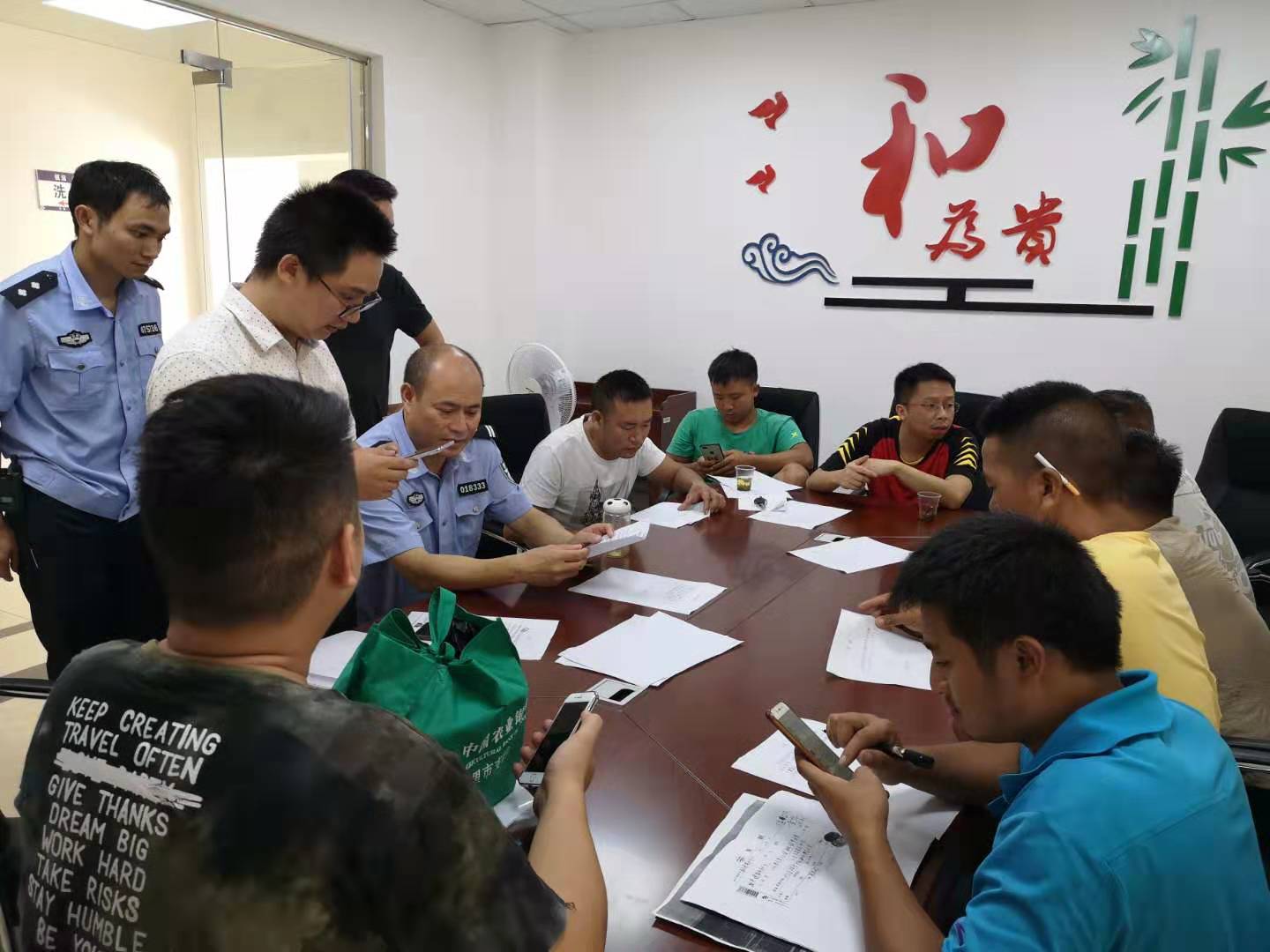 涌溪乡派出所调解室发放劳动报酬现场