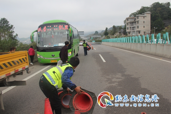 客车高速上爆胎