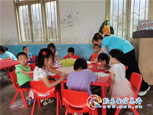 黎平县人民医院领导班子深入帮扶村社区开展调研和义诊送药活动