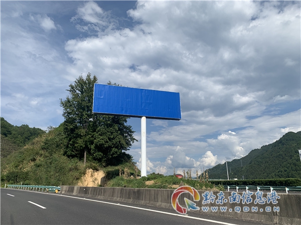 大风作怪撕毁高速公路广告牌幕布 高速路政及时清理净化行车环境