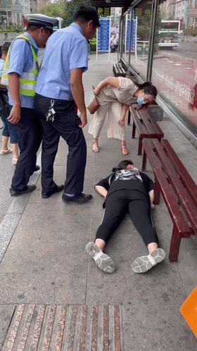 凯里一女子突发疾病晕倒在公交站台还好遇到三名辅警