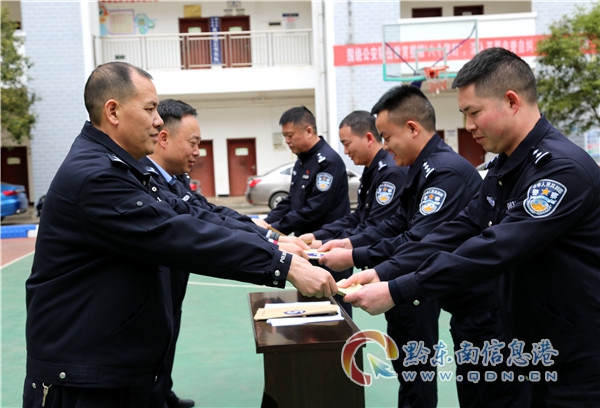 镇远县公安局联合金融机构 开展冬季防暴应急演练